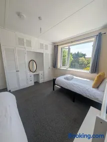 Charming 3 Bedroom Bungalow Retreat on the Edge of Weston super Mare - Image 2