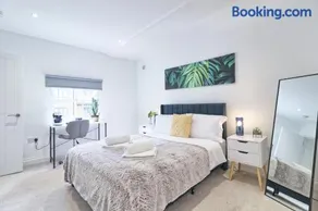 Chelmsford City Centre Modern Duplex With Parking, Wi-Fi & Netflix - Image 3
