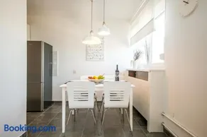 Hendrix Bridge Apartment - Image 4