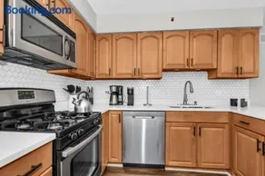 Prime Location, Cozy & Spacious home in Schaumburg - Image 3