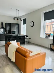 The Tower Suite - Town Centre, Spacious, 2 Bed, Sleeps 4 - Image 5