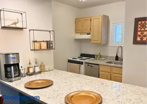 Cozy Villa 3 mins to Mohegan- Fully Stocked with King Bed & Fireplace- Jacuzzi, Saltwater Pools, Sauna - Image 4