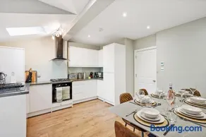 Charming Wimbledon 3-Bed Apt with Outdoor Area - Image 2