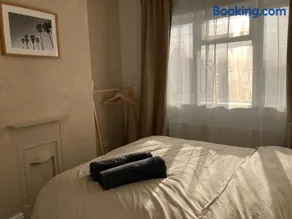 Base in the Black Country, 4 Beds & Large Drive - Walsall Wood - Image 3