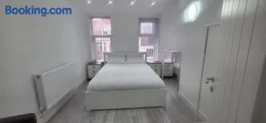 Central Cardiff near Principality Stadium Tramshed Central Station & Wales Millennium Centre Luxury 5-Bed House Sleeps 13 with Parking & Garden - Image 1