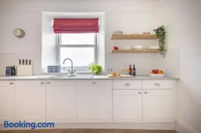 Seaside Holiday Cottage Near Beach - Image 3