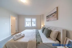 Entire home in Oakville, Canada - Image 3
