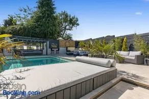 Blissfully Luxe Abode for Unforgettable Memories - Image 5