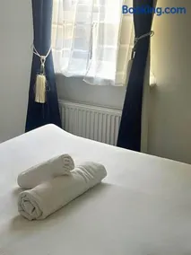 Luxury Home -Private Rooms- 3 mins from Alexandra Hospital, Redditch - Image 5