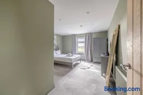 FAMILY FRIENDLY ESCAPE IN ETON, COUNTRYSIDE VIEWS with Hot Tub - By Tempstay - Image 2