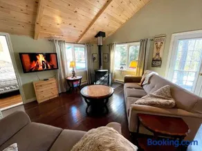 Take It Easy Cottage w Hot Tub & Sauna - Image 1