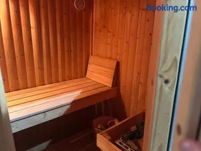 Luxury 5 Bedroom Group House near Cardiff Sleeps 13 with Sauna and a Games Lounge - Image 4