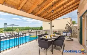Kinderfreundliche Villa mit Grill, Terrasse und beheiztem Pool - Image 3