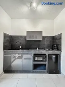 SHARED POOL King Bed & Air-Conditioned Cozy Apartment - Image 4