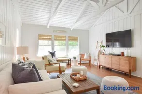 Spacious Beach House 6 Min Walk to Beach - Image 1