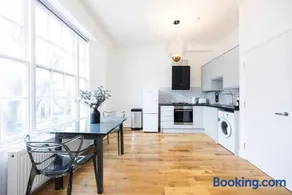 Spacious Islington Apartment - Image 2