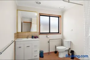 Seaside San Remo 500m to Beach & Shops - Spacious - Image 5