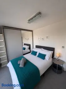 The Penthouse - Free Parking - Next to station - Image 2
