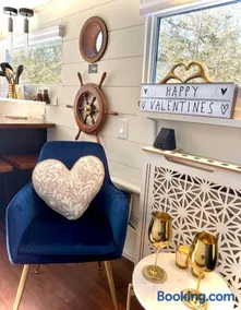 Lake Escape in Cozy Boathouse Surrounded by Forest - Image 2