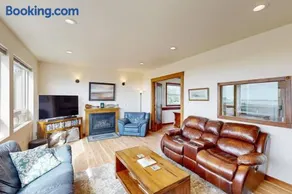 3000 sq ft private home with bay views pool table firepit outdoor bar & grill - Image 1