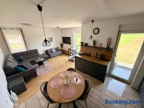 Apartman Nebo Moderan smještaj, 5G Internet, Parking, Pogled i Besplatne ulaznice za Mini Zoo - Image 2
