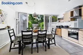 Casa ideal para familias con jardín | Vistas al jardín - Image 5