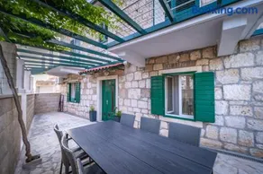 Spacious apartment 50 m from the beach - Image 1