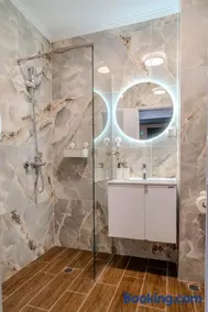 Sea View Luxury Apartments- Forest Retreat Luxury Suite - Image 4