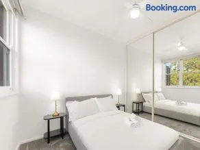Sunny 2BR Family Unit - Walk to Beach and Shops - Image 2
