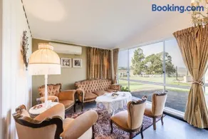 Dei Gratia High Tea House, 11A Loch Goyle Dr, Woodville - a quirky retreat with linen, aircon and Wi-Fi - Image 3