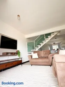 Duplex em Escarpas do Lago com Piscina e 2 suítes - Image 2
