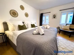 KUELhome - STYLISCHE ZENTRALE WOHNUNG MIT KÜCHE UND PARKPLATZ IN SEITENSTRAẞE - Image 4