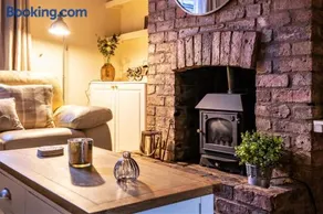 The Cottage in Chester, Sleeps 6 with FREE Parking - Image 1