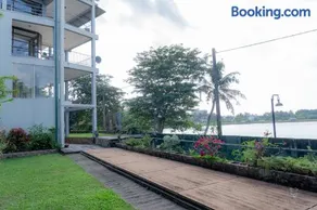 Lakeside Suites By cmb apartments - Image 1