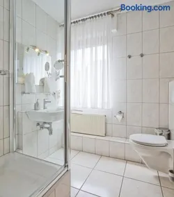 Double room, shower, toilet - Image 3