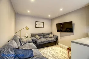 6 Dbl Bed, Central Huddersfield house inc parking - Image 1
