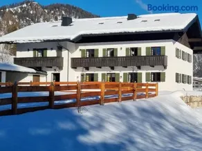 Apartamento vacacional con terraza y jardín | Vistas a la montaña - Image 1
