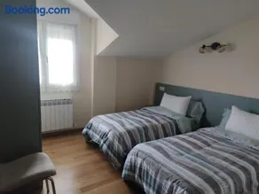 Chalet con amplio jardín - Image 4
