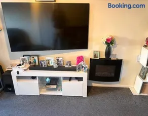 3 Bedroom House Sleeps 5 -Private Garden -Parking - Image 4