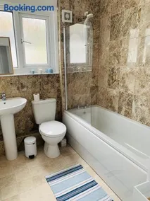 Lovely two bed flat with a sea view next to beach - Image 2