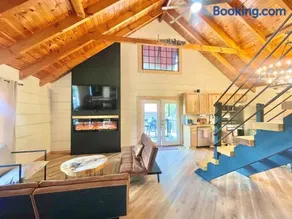 Modern lake side nest• HOTUB Fenced YARD king beds - Image 3