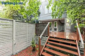 Spacious Villa Holiday Staycation in Canterbury East of Melbourne - Image 2