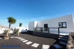 Private apartment with mountain and sea views, La Asomada, Lanzarote - Image 1