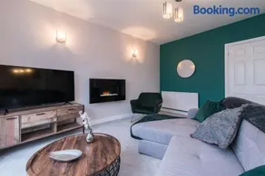 Immaculate 3 Bed House - Stunning Balcony Views - Image 2