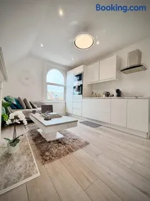 Prime Central Wimbledon - 2 bedroom flat next to Wimbledon Train Station - Image 3