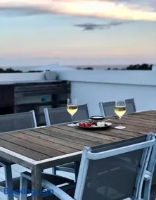 Top-floor beachside apartment with views - Image 4