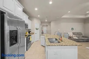 Custom 3BR near Dickies, TCU & Stockyards - Image 2