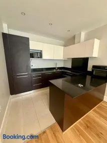 Beautiful 2 bedroom Apartment on the River Thames - Image 3