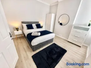 Spacious Four Bedroom Home Close to Beach and Town with Garden - Sleeps 8 - Image 5