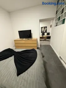 Zentrale Citywohnung mit Küche & privatem Zugang - Image 1